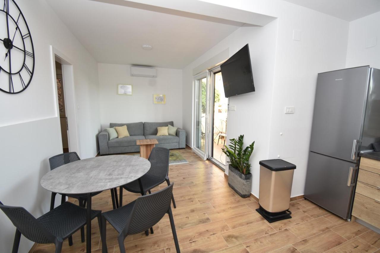 Apartman Bela Tisno Exterior foto